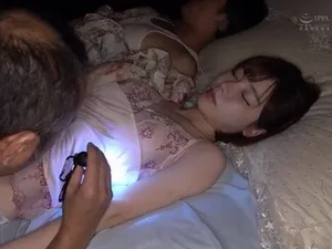 Cậu thanh niên bỗng dưng nhận được thùng hàng lớn, bên trong lại là bà xã sếp