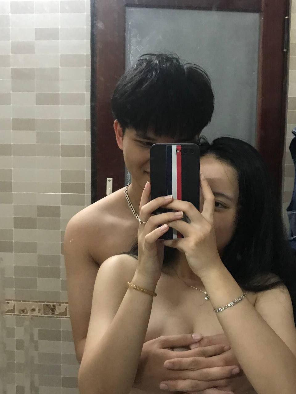 Cô vợ nhà đối diện có sở thích không mặc đồ lót…lộ hàng ngay trước mặt tôi